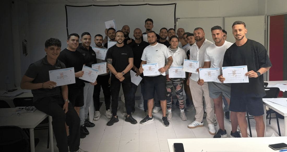 Promoción del centro de formación de Grupo Rubí con sus diplomas